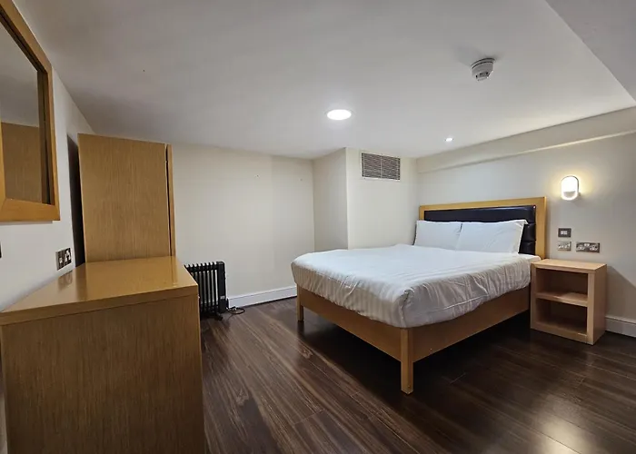 Cromwell Hotel